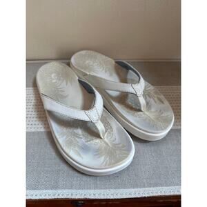 OluKai Nu' A Pi'o Beach Sandal In White Size 9